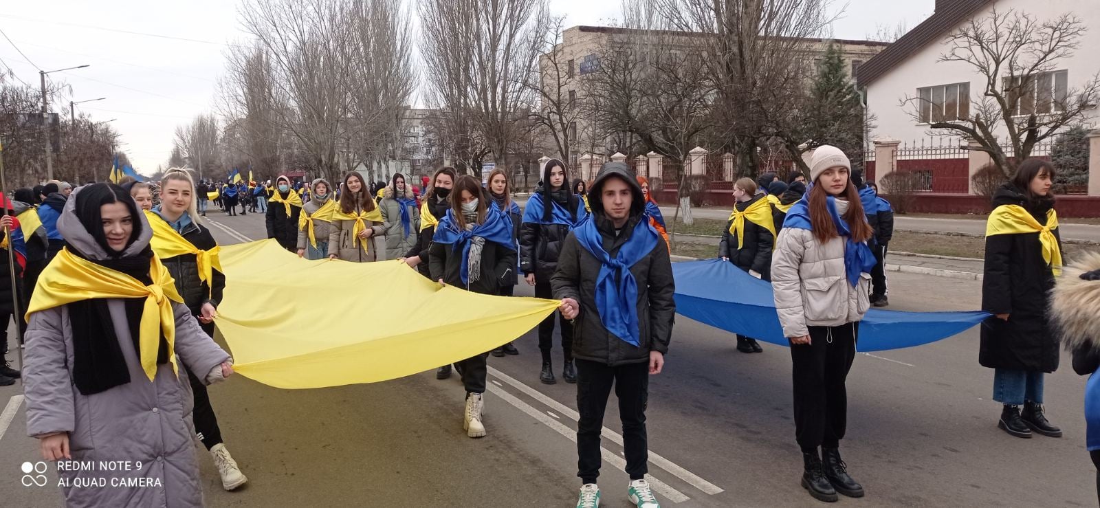 Школьники и студенты Новой Каховки создали “Молодежную цепь единства”: фоторепортаж